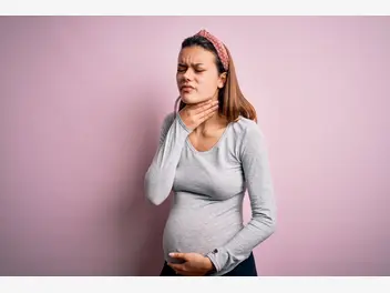 Ilustracja artykułu tabletka na gardło w ciąży - które są bezpieczne?
