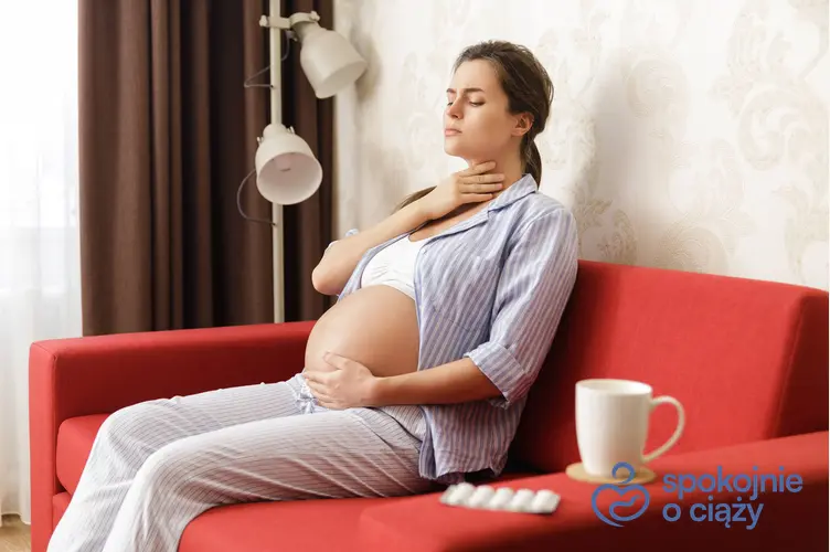 Kobieta w zaawansowanej ciąży trzymająca się za bolące gardło, a także tabletka na gardło w ciąży
