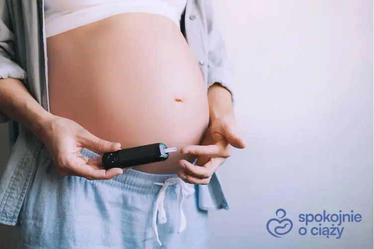 Kobieta w zaawansowanej ciąży podczas badania glukozy, a także test obciążenia glukozą w ciąży bez tajemnic