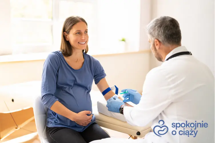 Kobieta w zaawansowanej ciąży podczas pobrania krwi, a także test obciążenia glukozą w ciąży krok po kroku