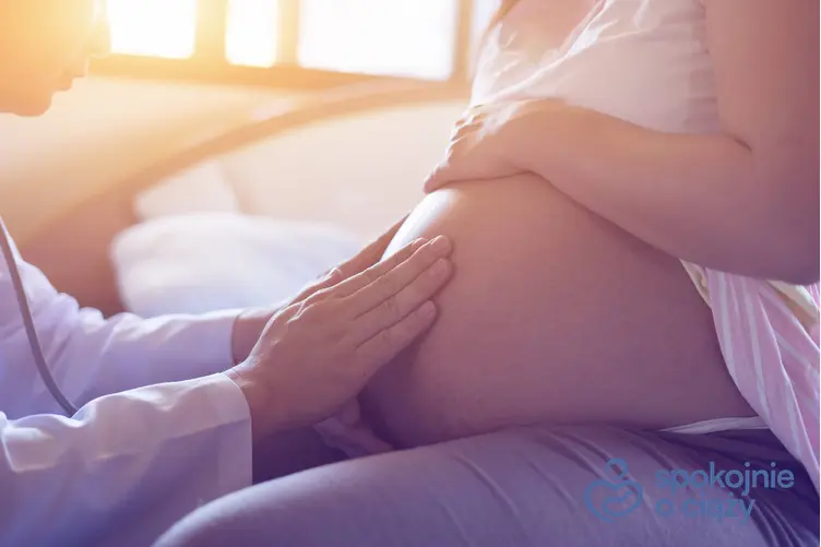 Kobieta w zaawansowanej ciąży podczas badania brzucha, a także cholestaza w ciąży krok po kroku