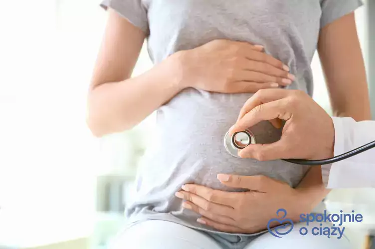 Kobieta w zaawansowanej ciąży podczas badania stetoskopem, a także cholestaza w ciąży