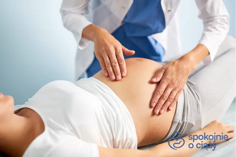 Kobieta w zaawansowanej ciąży podczas badania brzucha, a także karta ciąży krok po kroku