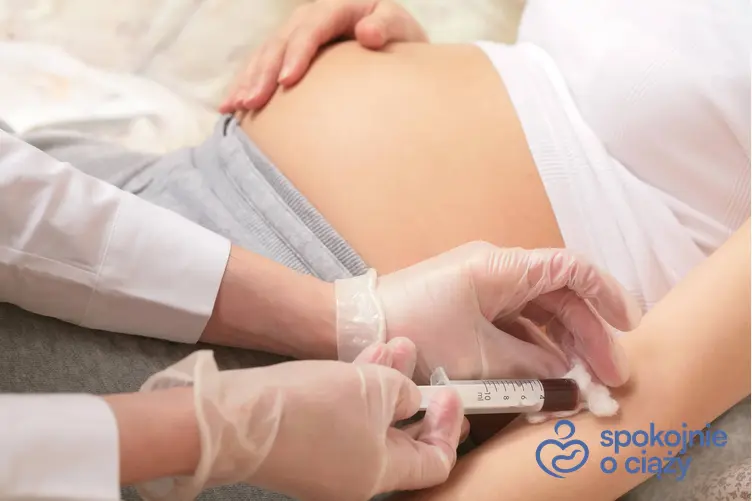 Kobieta w zaawansowanej ciąży w szpitalu podczas pobierania krwi, a także co oznacza niska hemoglobina w ciąży