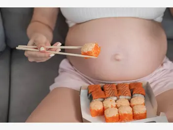 Ilustracja artykułu czy w ciąży można jeść sushi z surową rybą? położna wyjaśnia
