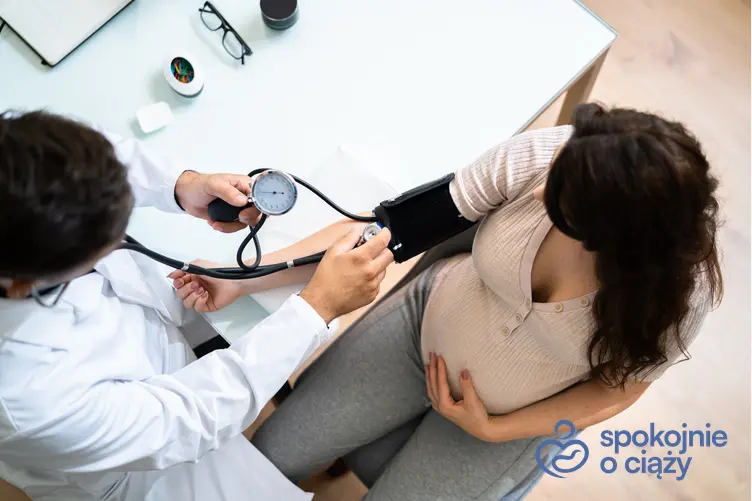 Kobieta w zaawansowanej ciąży podczas pomiaru ciśnienia, a także wysokie ciśnienie krwi w ciąży krok po kroku