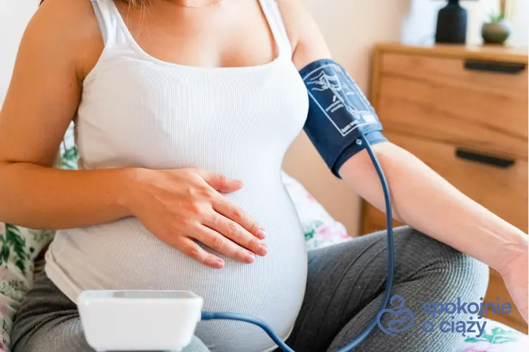 Kobieta w zaawansowanej ciąży podczas pomiaru ciśnienia, a także wysokie ciśnienie krwi w ciąży bez tajemnic
