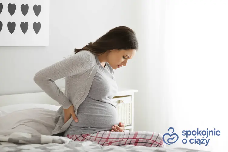 Kobieta w zaawansowanej ciąży trzymająca się za bolące plecy, a także amol w ciąży krok po kroku