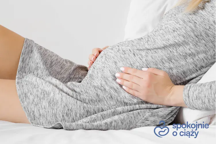 Kobieta w zaawansowanej ciąży trzymająca się za brzuch, a także 25 tydzień ciąży krok po kroku