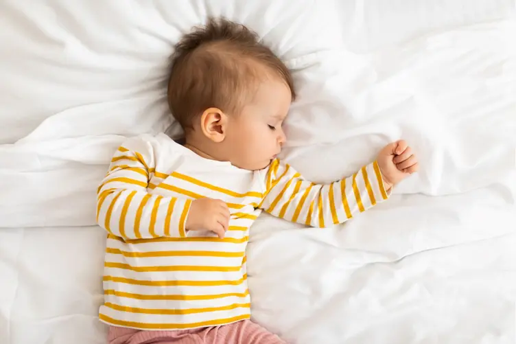 Razem z rodzicami czy we własnym łóżeczku – gdzie powinno spać dziecko?