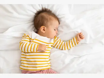 Ilustracja artykułu razem z rodzicami czy we własnym łóżeczku – gdzie powinno spać dziecko?