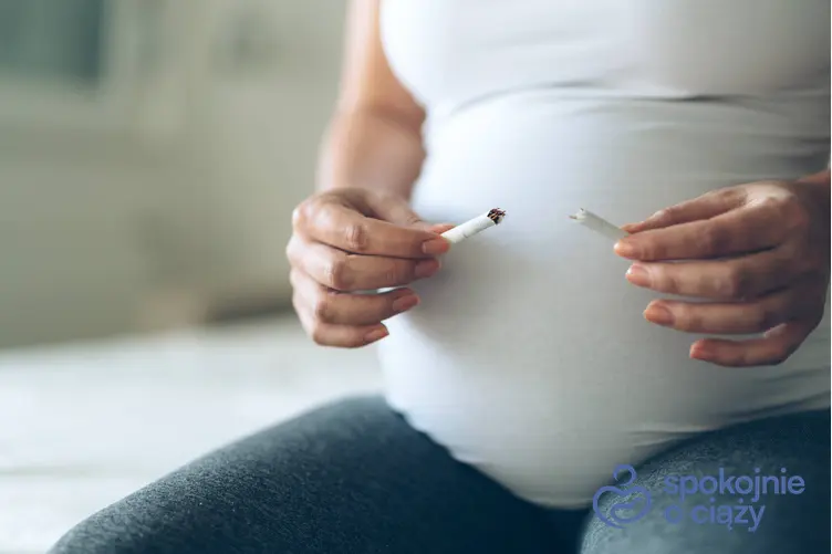 Kobieta w zaawansowanej ciąży trzymająca złamanego papierosa, a także jak palenie w ciąży wpływa na dziecko