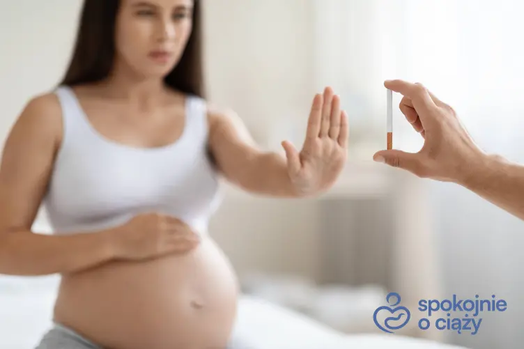 Kobieta w zaawansowanej ciąży trzymająca przed lustrem papierosa, a także jak palenie w ciąży wpływa na dziecko