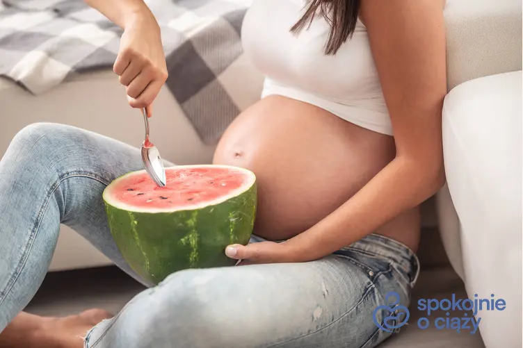 Kobieta w zaawansowanej ciąży trzymająca połówkę arbuza, a także arbuz w ciąży bez tajemnic