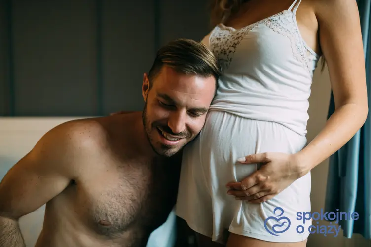 Mężczyzna przytulony do brzucha ciążarnej kobiety, a także zakaz współżycia w ciąży krok po kroku