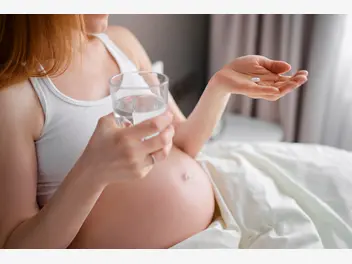 Ilustracja artykułu czy acard w ciąży jest bezpieczny? położna wyjaśnia
