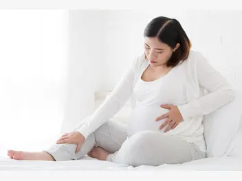 Ilustracja artykułu ból jajników we wczesnej ciąży – czy to powód do zmartwień?