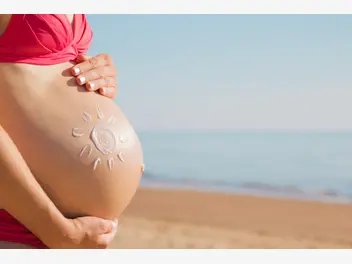 Ilustracja artykułu czy opalanie się w ciąży może zaszkodzić dziecku?