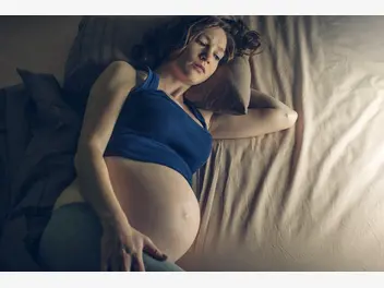 Ilustracja artykułu czy brak snu w ciąży szkodzi dziecku? jak walczyć z bezsennością?