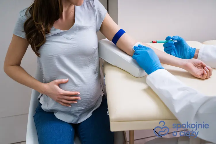 Kobieta w zaawansowanej ciąży podczas pobierania krwi do badań oraz niski hematokryt w ciąży