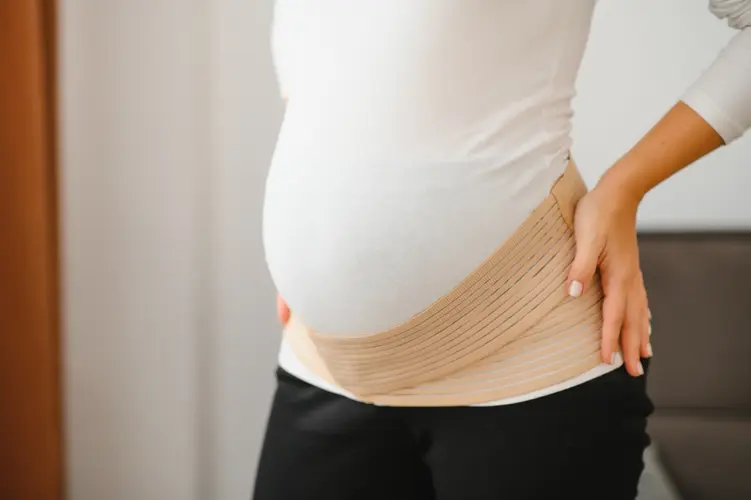 Powrót do formy po porodzie? Z pasem poporodowym to możliwe – jak bezpiecznie go używać?
