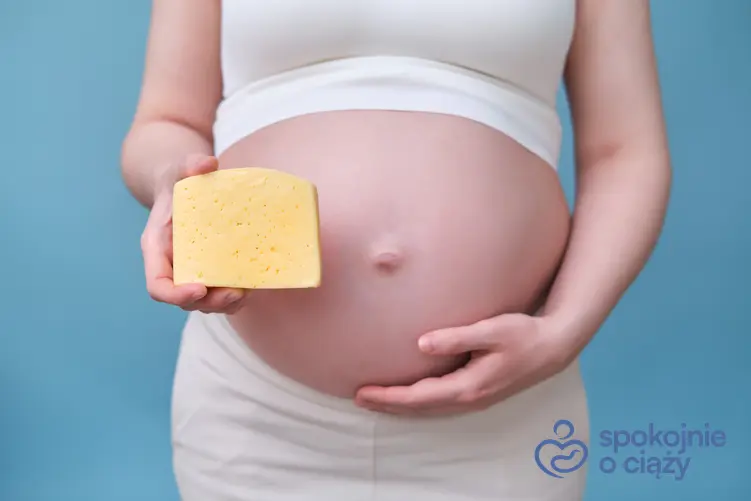 Kobieta w zaawansowanej ciąży trzymająca ser, a także ser pleśniowy w ciąży