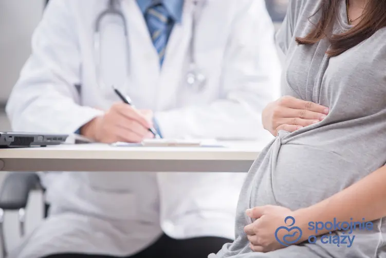 Kobieta w zaawansowanej ciąży u lekarza, a także obniżone limfocyty w ciąży