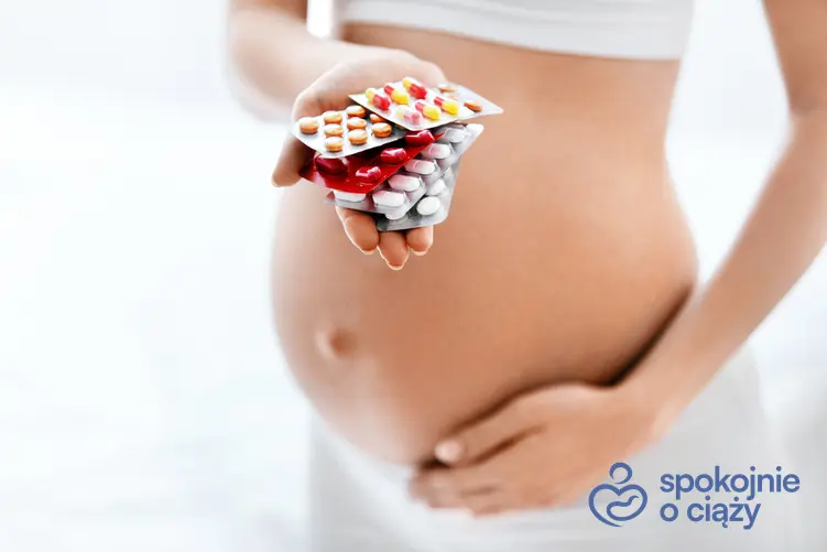 Kobieta w zaawansowanej ciąży trzymająca tabletki, a także antybiotyki w ciąży