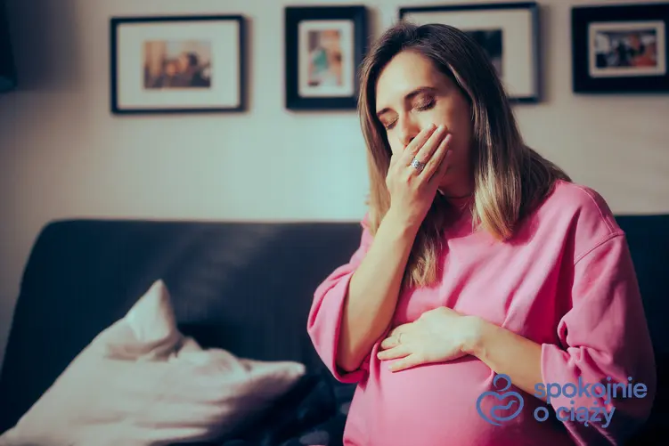 Kobieta w ciąży zasłaniająca usta, a także położna wyjaśnia przyczyny czkawki u dziecka