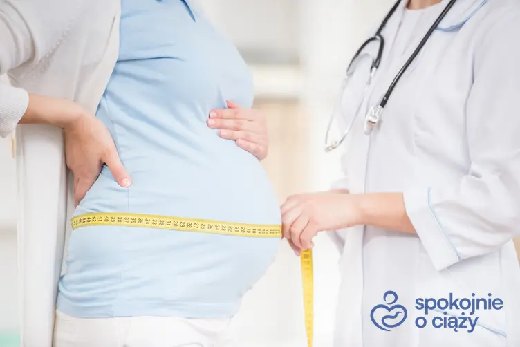 Kobieta w zaawansowanej ciąży podczas pomiaru brzucha, a także 31 tydzień ciąży krok po kroku
