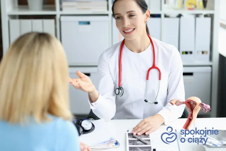 Kobieta w gabinecie ginekologa podczas rozmowy oraz wpływ endometriozy na ciążę