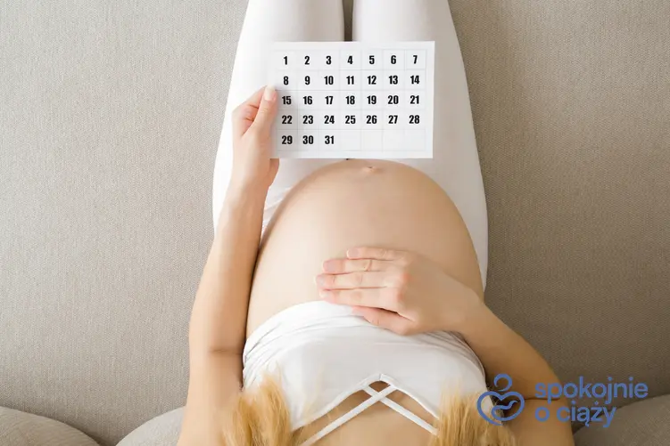 Kobieta w zaawansowanej ciąży z kalendarzem oraz ile dni trwa ciąża i jak obliczyć termin porodu