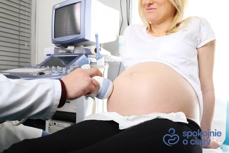 Kobieta w zaawansowanej ciąży podczas badania USG, a także Duphaston w ciąży