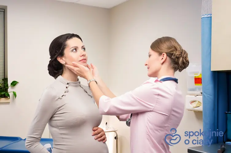 Kobieta w ciąży podczas wizyty u lekarza, a także niedoczynność tarczycy w ciąży