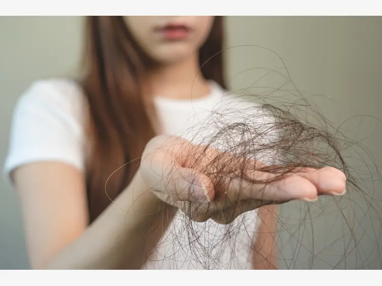 Ilustracja artykułu wypadanie włosów po ciąży - jak temu zaradzić? sprawdzone sposoby