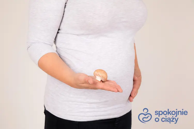 Kobieta w zaawanzowanej ciąży trzymająca pieczarkę, a także grzyby w ciąży krok po kroku