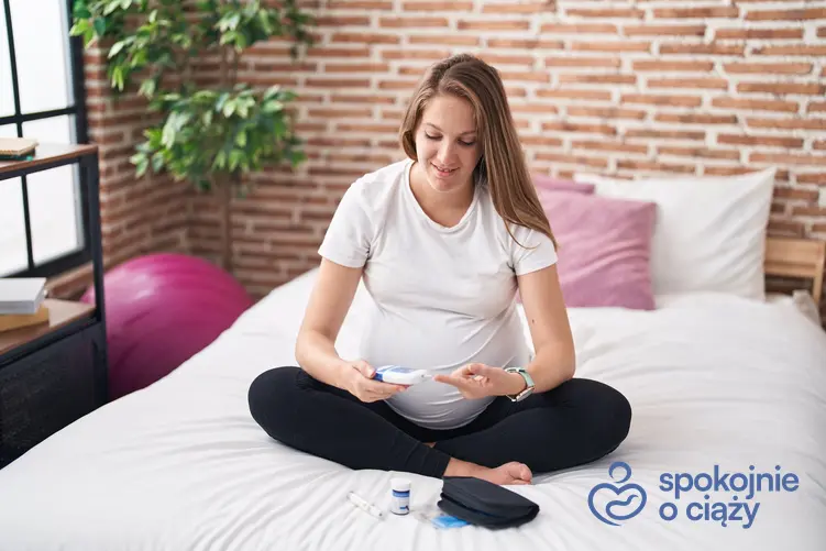 Kobieta w zaawansowanej ciąży mierząca sobie cukier, a także cukrzyca ciążowa