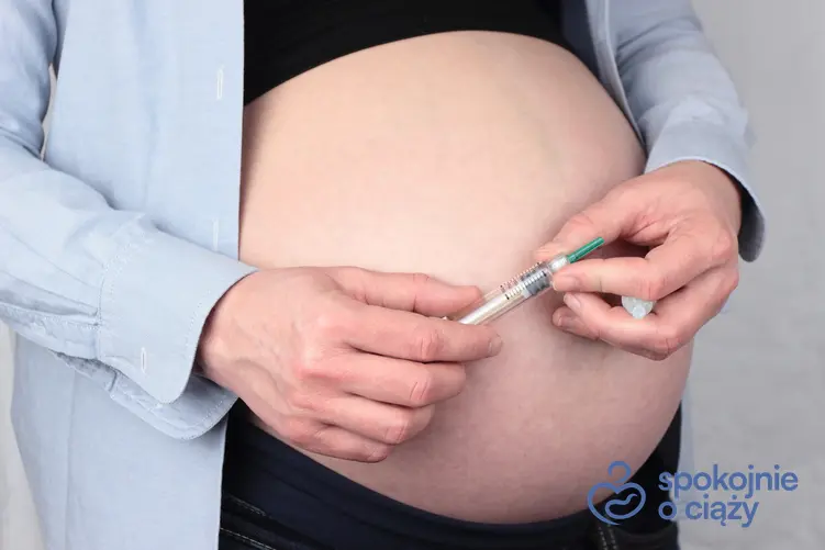 Kobieta w zaawansowanej ciąży trzymająca strzykawkę, a także cukrzyca ciążowa krok po kroku