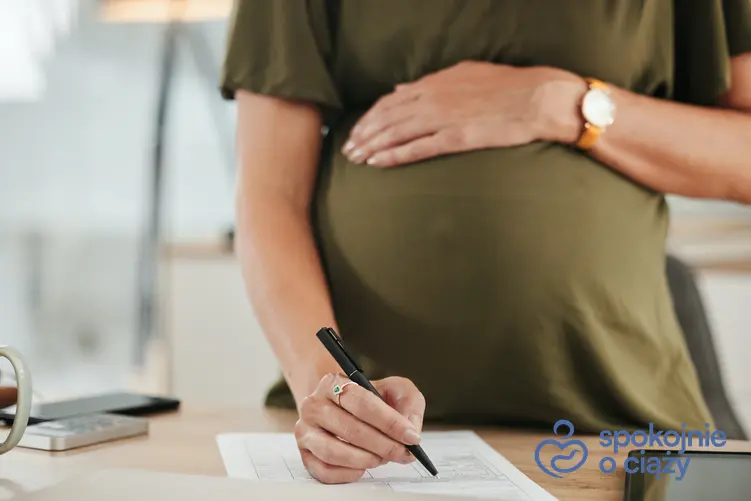 Kobieta w zaawansowanej ciąży wypełniająca dokumenty oraz czy Aspargin można stosować w ciąży