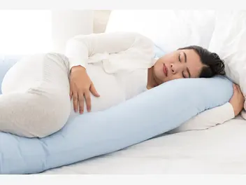 Ilustracja artykułu na którym boku spać w ciąży? oto bezpieczne pozycje do snu