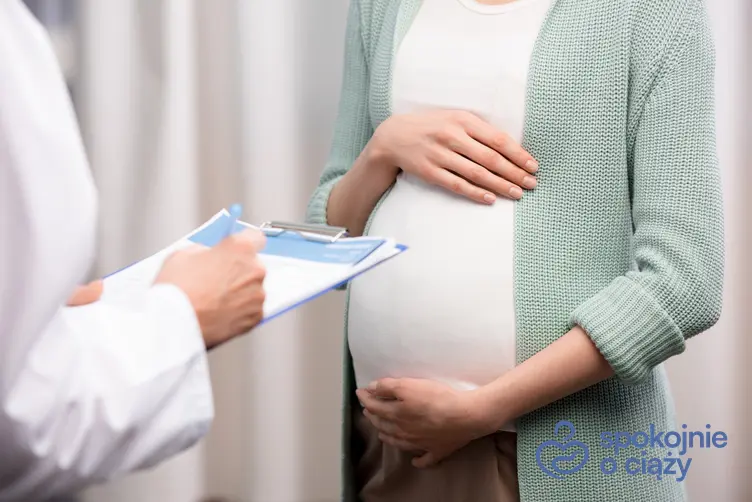 Kobieta w ciąży podczas wizyty u lekarza, a także nadżerka szyjki macicy w ciąży bez tajemnic