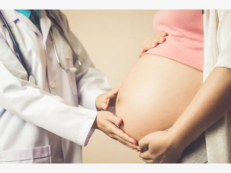 Ilustracja artykułu erytrocyty w moczu w ciąży – badanie, leczenie, norma
