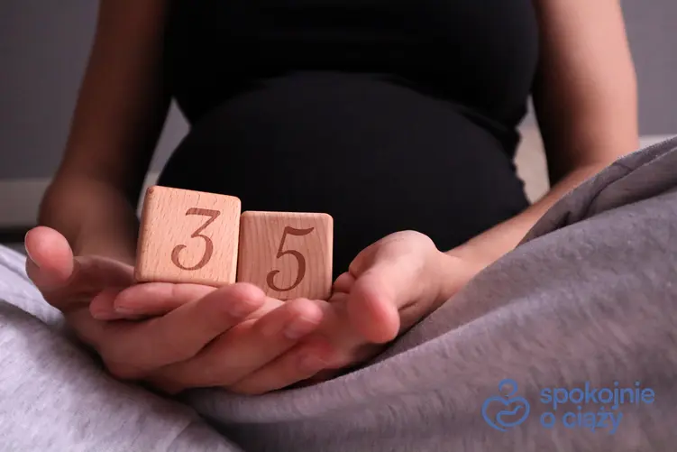 Kobieta w zaawansowanej ciąży trzymająca numer 35, a także 35 tydzień ciąży krok po kroku