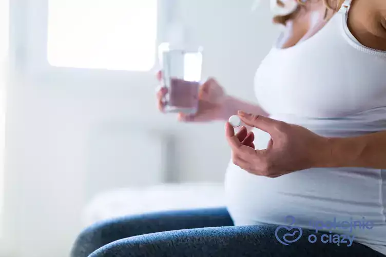 Kobieta w ciąży z lekami