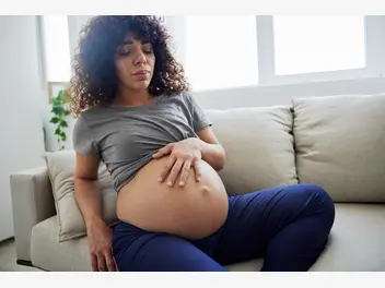 Ilustracja artykułu ból brzucha i podbrzusza w ciąży – co oznacza? położna wyjaśnia