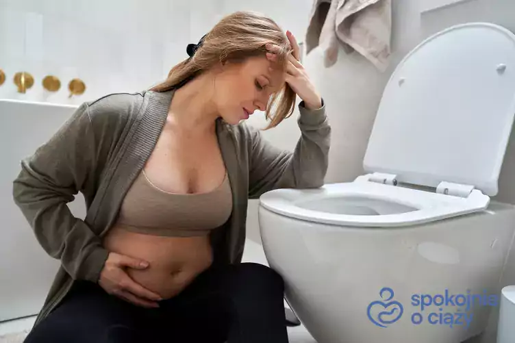 Kobieta w ciąży nad toaletą