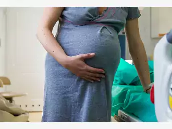 Ilustracja artykułu bóle porodowe bez tajemnic – położna odpowiada na pytania
