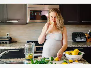 Ilustracja artykułu woda z cytryną w ciąży - dobry czy zły pomysł? położna wyjaśnia