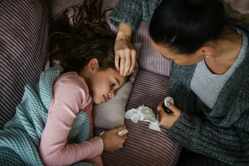 Podawaj dziecku dużo płynów i dbaj o regularne nawilżanie powietrza w pokoju Przeziębienie u dziecka