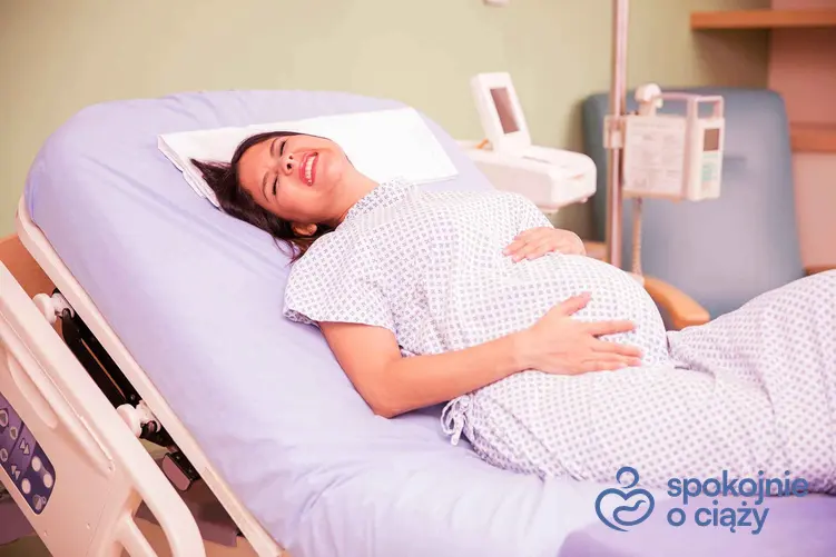 Rodząca kobieta na porodówce, naturalne sposobu radzenia sobie z bólem porodowym